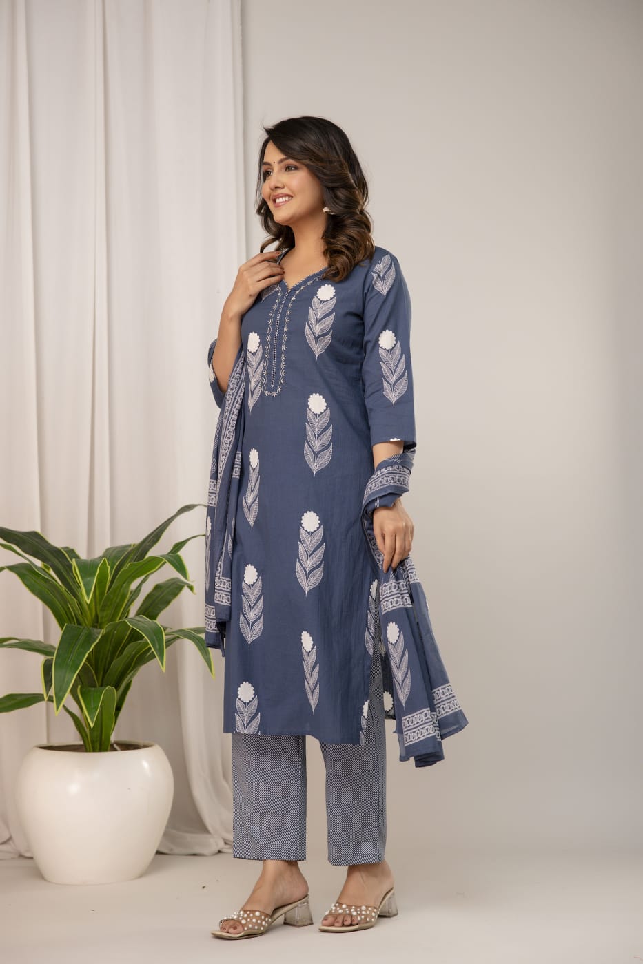 Muted Pink Pure Cotton Suit Set with White Leaf Print & Zigzag Dupatta